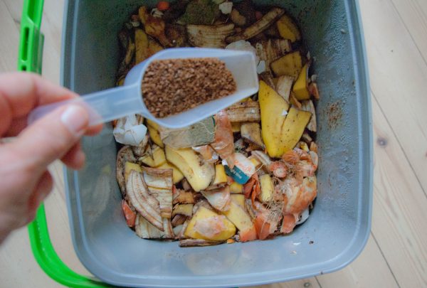 Bokashi metoden: Kompostgær drysses på madaffald